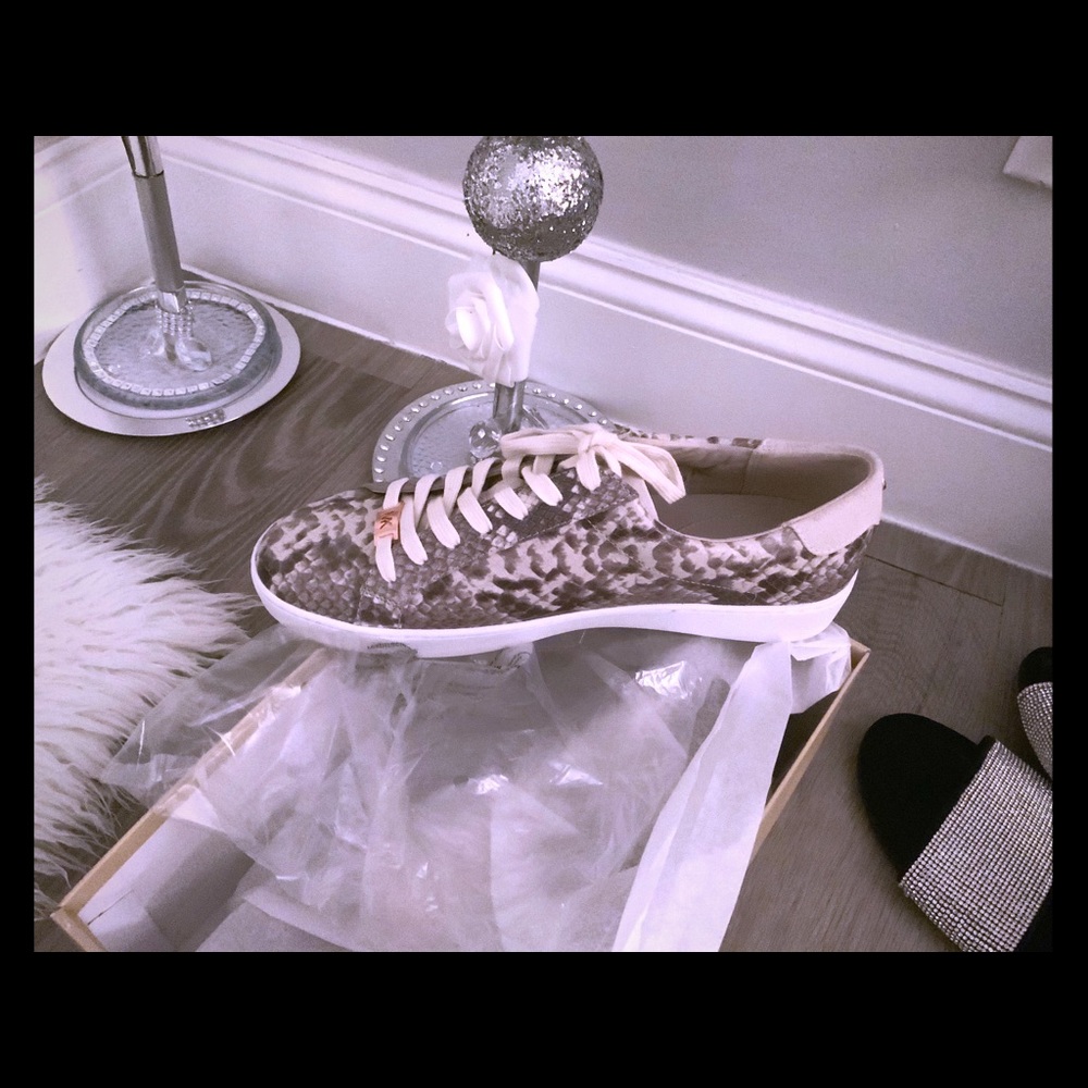 🌟 Micheal Kors sneaker ( snakeskin) NIB size 10